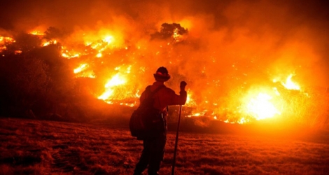Un pompier lutte contre les flammes à Monrovia, près de Los Angeles, en Californie, le 15 septembre 2020.