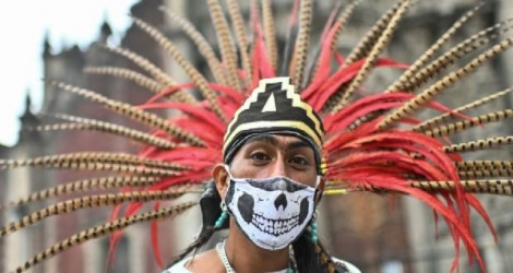 Un danseur traditionnel pose à Mexico City le 18 septembre 2020 