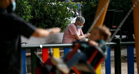 Une femme est assise sur un banc dans le quartier de Vallecas à Madrid, le 17 septembre 2020.