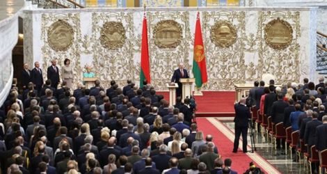 Le président bélarusse Alexandre Loukachenko prête serment pour un sixième mandat lors de sa cérémonie d'investiture, à Minsk le 23 septembre 2020.