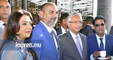 Dhiren Moher, (au c.) en compagnie de son épouse, du PM et de Barlen Vyapoory, le 22 août 2019, lors des remises d’insignes aux nouveaux décorés.