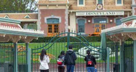 Les grilles du parc Disneyland le 14 mars 2020, le premier jour de sa fermeture due au coronavirus, à Anaheim, en Californie Photo DAVID MCNEW. AFP