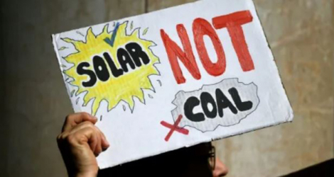 Un activiste d'Extinction Rebellion proteste contre un projet de mine de charbon le 13 août 2019 à Sidney.