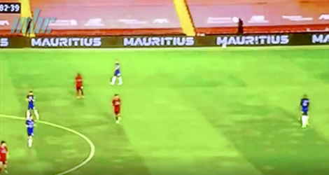 Un panneau de pub virtuelle avec inscrit «Mauritius» lors du match opposant Liverpool à Chelsea, sur la pelouse d’Anfield Road, dans un stade vide.