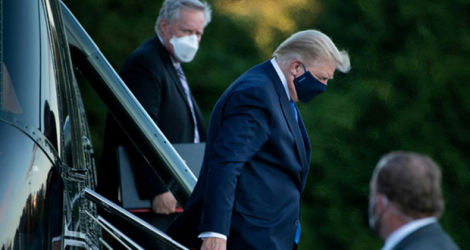 Donald Trump à son arrivée par hélicoptère à l'hôpital militaire de Walter Reed près de Washington le 2 octobre 2020.