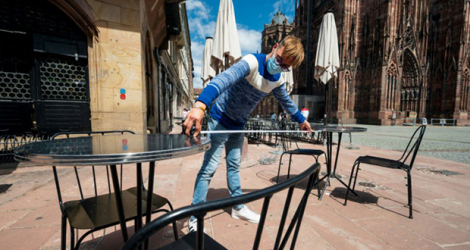 Aménagement des tables et respect des distances pour un restaurant à Strasbourg, le 30 mai 2020.