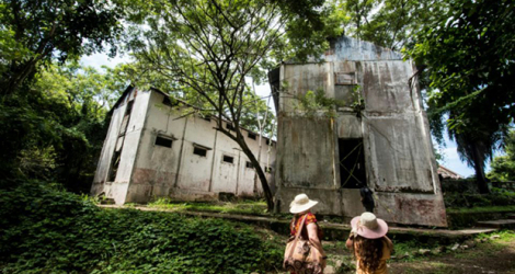 Des touristes visitent la prison désaffectée de l'île de San Lucas, au Costa Rica, le 26 septembre 2020.