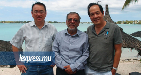 Patrick Li Ying (à g.), Hurrynarain Bhowany de la MCF et Clifford Ng, directeur d’Ocean Villas.