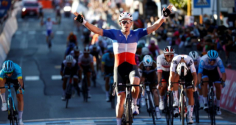 Arnaud Démare vainqueur de la 6e étape du Tour d'Italie, entre Castrovillari et Matera, le 8 octobre 2020 Photo Luca Bettini. AFP