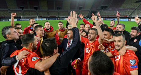 L'entraîneur de Macédoine du Nord, Igor Angelovski (c), fête la victoire avec ses joueurs en demi-finale des barrages de l'Euro-2020 face au Kosovars, à Skopje, le 8 octobre 2020.