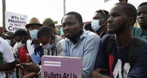 De jeunes hommes participent à une manifestation contre les violences policières à Ikeja au Nigéria, le 8 octobre 2020. Photo AFP / PIUS UTOMI EKPEI.