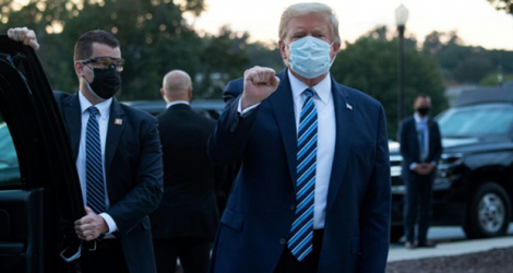 Donald Trump le 5 octobre 2020 à sa sortie de l'hôpital militaire Walter Reed à Bethesda, où il était soigné en raison du Covid-19.