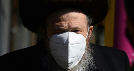 Un juif hassidique porte un masque le 9 octobre 2020 à New York.