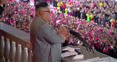 Une image tirée d'une vidéo diffusée le 10 octobre 2020 par l'agence KCNA du leader nord-coréen Kim Jong prononçant un discours à Pyongyang.