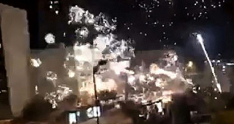 Image tirée d'une vidéo postée sur le compte Twitter @LeCapricieux94 montrant le commissariat de Champigny-sur-Marne cible de tirs de mortiers d'artifice dans la nuit du 10 au 11 octobre 2020 Photo -. AFP