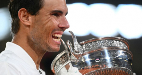 L'Espagnol Rafael Nadal mord la Coupe des Mousquetaires après sa victoire sur le Serbe Novak Djokovic en finale de Roland-Garros, le 11 octobre 2020 Photo Anne-Christine POUJOULAT. AFP