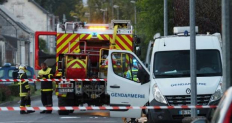Des pompiers et des gendarmes sur le site d'une collision entre un ULM et un avion de tourisme, le 10 octobre 2020 à Loches, en Indre-et-Loire Photo GUILLAUME SOUVANT. AFP