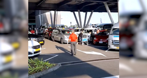 Capture d’écran d’une vidéo prise par des citoyens à l’aéroport le week-end dernier montrant des taxis non-autorisés embarquant des passagers.