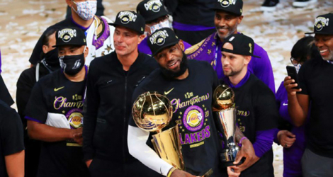 La star des Los Angeles Lakers, Lebron James (centre), a été élu MVP des finales NBA, après le 17e sacre de son équipe, le 11 octobre 2020 à Orlando.