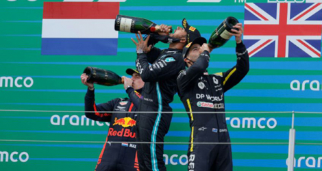 Le Britannique Lewis Hamilton entouré par le Néerlandais Max Verstappen, à gauche, et l'Australie Daniel Ricciardo au Nurburgring le 11 octobre 2020.