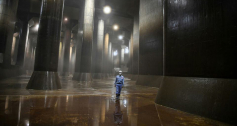 Un employé dans le gigantesque complexe souterrain de Kasukabe, qui protège Tokyo des inondations, le 3 septembre 2020 au Japon.