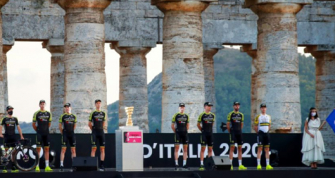 L'équipe australienne Mitchelton, lors de la cérémonie d'ouverture du Giro, le 1 octobre 2020 à Palerme en Sicile Photo Luca Bettini. AFP