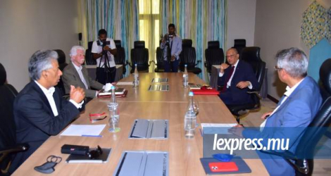 Les trois chefs de parti et le leader de l’opposition, réunis hier, à Ébène. 