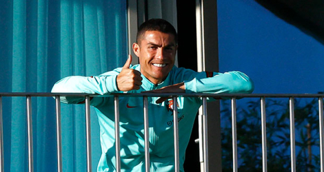 Cristiano Ronaldo est le dernier footballeur-vedette en date testé positif au coronavirus .
