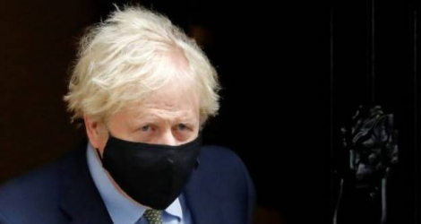 Le Premier ministre britannique Boris Johnson sort du 10 Downing Street, le 14 octobre 2020 à Londres Photo Tolga AKMEN. AFP