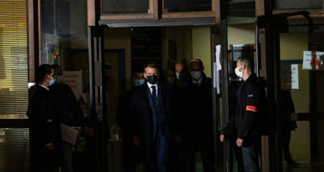 Le président Emmanuel Macron, les ministres de l'Intérieur Gérald Darmanin et de l'Education Jean-Michel Blanquer sur les lieux de l'attaque à Conflans-Sainte-Honorine, le 16 octobre 2020.