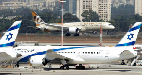 Un avion de la compagnie nationale Etihad Airways transportant une délégation officielle des Emirats arabes unis, atterrit à l'aéroport Ben Gourion de Tel-Aviv, le 20 octobre 2020 Photo JACK GUEZ. AFP