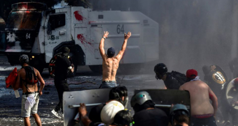 Heurts entre manifestants et police à Santiago, le 18 octobre 2020 au Chili.