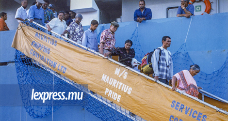 Les passagers mirent pied à terre vers 16 h 40 après avoir pu admirer le littoral mauricien une journée durant.