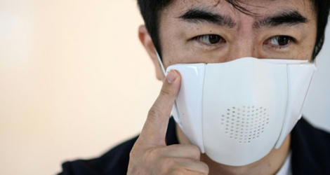 Taisuke Ono, le PDG de la start-up Donut Robotics, porte le masque «C-face» lors d'une interview avec l'AFP, le 29 septembre 2020 à Tokyo.