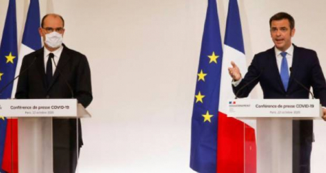 Le ministre de la Santé Olivier Véran (d) et le Premier ministre Jean Castex lors d'une conférence de presse à Paris, le 22 octobre 2020 Photo Ludovic MARIN. AFP