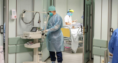 Des soignants s'occupent de patients à l'hôpital de la Citadelle, le 23 octobre 2020 à Liège, en Belgique.