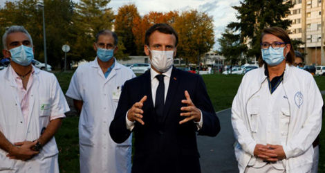 Le président Emmanuel Macron au centre hospitalier René Dubos de Pontoise, le 23 octobre 2020 dans le Val-d'Oise.