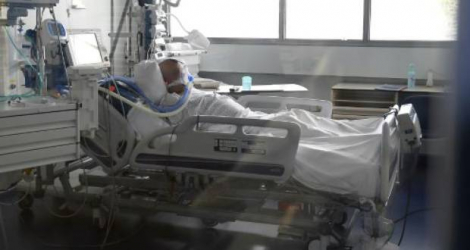 Un patient atteint du Covid-19 placé en réanimation au CHU de Strasbourg, le 22 octobre 2020 Photo FREDERICK FLORIN. AFP