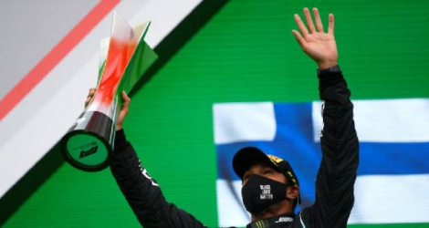 Le pilote britannique Lewis Hamilton célèbre sa victoire au GP de F1 de Portimao, au Portugal, le 25 octobre 2020 Photo RUDY CAREZZEVOLI. AFP