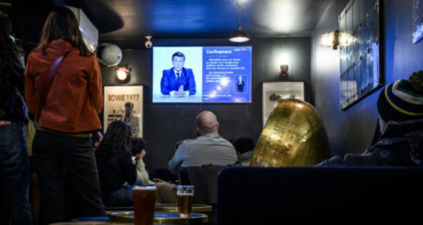 Les clients d'un bar de Bordeaux (sud-ouest de la France) suivent l'allocution télévisée du président Macron annonçant un reconfinement en France, le 28 octobre 2020 Photo Philippe LOPEZ. AFP