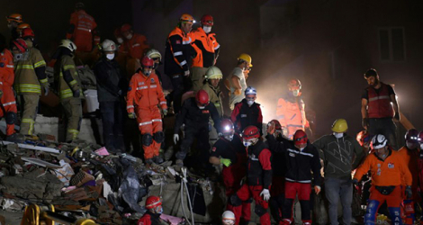 Des secouristes devant un bâtiment effondré à Izmir le 31 octobre 2020.