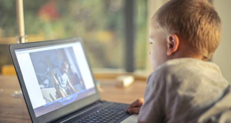 L’usage à un âge précoce des outils informatiques expose les enfants à des risques d’abus en ligne.