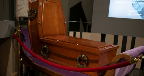 Un cercueil pour position assise exposé au musée des pompes funèvres à Vienne le 20 octobre 2020.