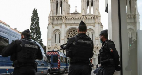 Des gendarmes sont déployés le 31 octobre 2020 à proximité de la basilique de Nice Photo Valery HACHE. AFP