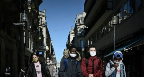 Des élèves dans une rue de Bordeaux, le 5 novembre 2020 Photo Philippe LOPEZ. AFP