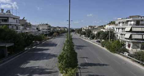 Avenue désertée dans le centre d'Athènes au premier jour du confinement le 7 novembre 2020.