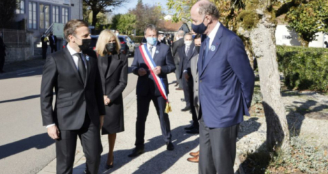 Emmanuel Macron (G) parle avec Yves de Gaulle, petit-fils du général de Gaulle, le 9 novembre 2020 à Colombey-les-deux-Eglises (Haute-Marne) Photo Ludovic MARIN. AFP