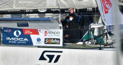 Le skipper français Jean Le Cam salue ses proches avant de prendre le départ du Vendée Globe, le 8 novembre 2020 aux Sables d'Olonne. Photo LOIC VENANCE. AFP