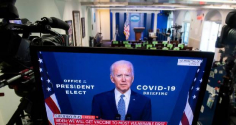 Un écran diffuse, dans la salle de presse de la Maison Blanche, une intervention de Joe Biden sur le Covid-19, le 9 novembre 2020 Photo SAUL LOEB. AFP