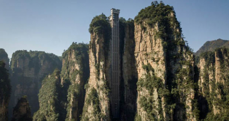 Vue de l'ascenseur extérieur le plus élevé du monde dans le parc forestier de Zhangjiajie dans la province du Hunan, en Chine, le 13 novembre 2020.